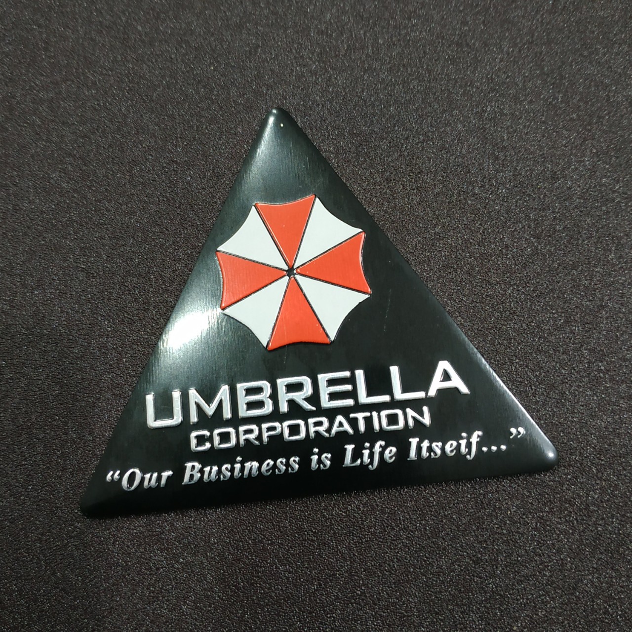 Tem nhôm dán xe Umbrella tam giác đều cạnh 7cm màu đen