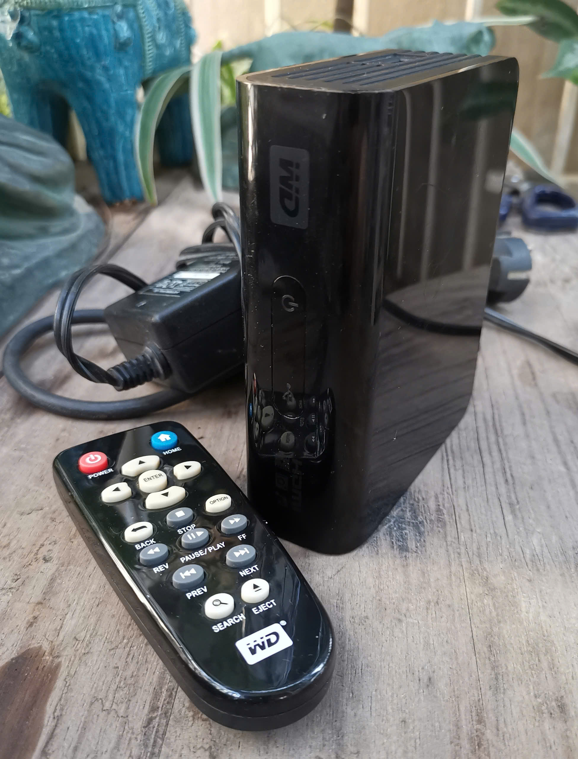 WD TV HD Media Player kèm nguồn và điều khiển. WD TV là đầu máy phát media, dùng để phát video, nhạc, ảnh từ ổ cứng USB, thẻ nhớ lên TV qua cổng HDMI. Hỗ trợ phát video Full HD (1080p) Cổng optical out giải mã âm thanh số