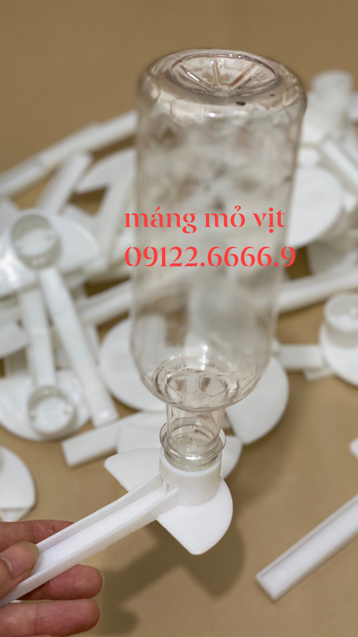Máng mỏ vịt cho ong uống nước