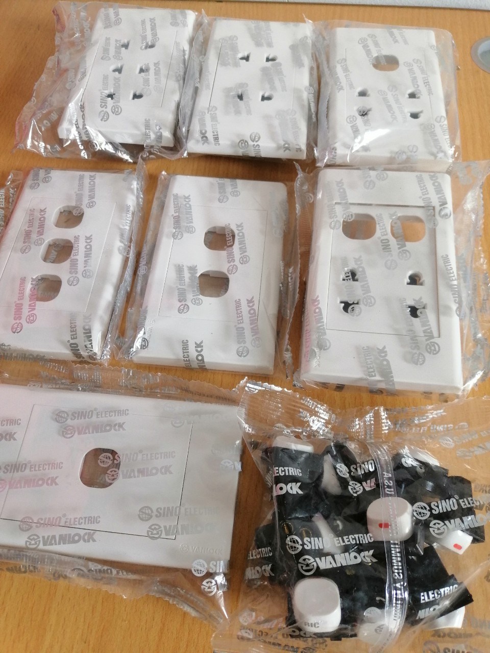 Mặt ổ cắm công tắc sino vanlock âm tường