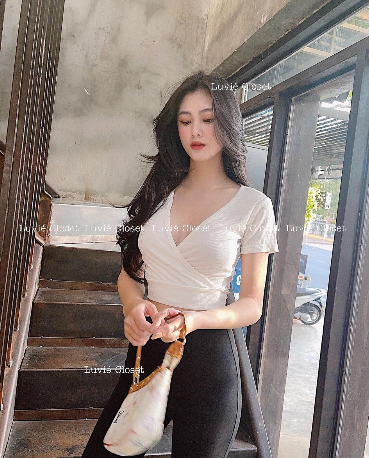 Áo croptop tay ngắn cổ chữ v khoét sâu đắp chéo ngực bo eo siêu xinh