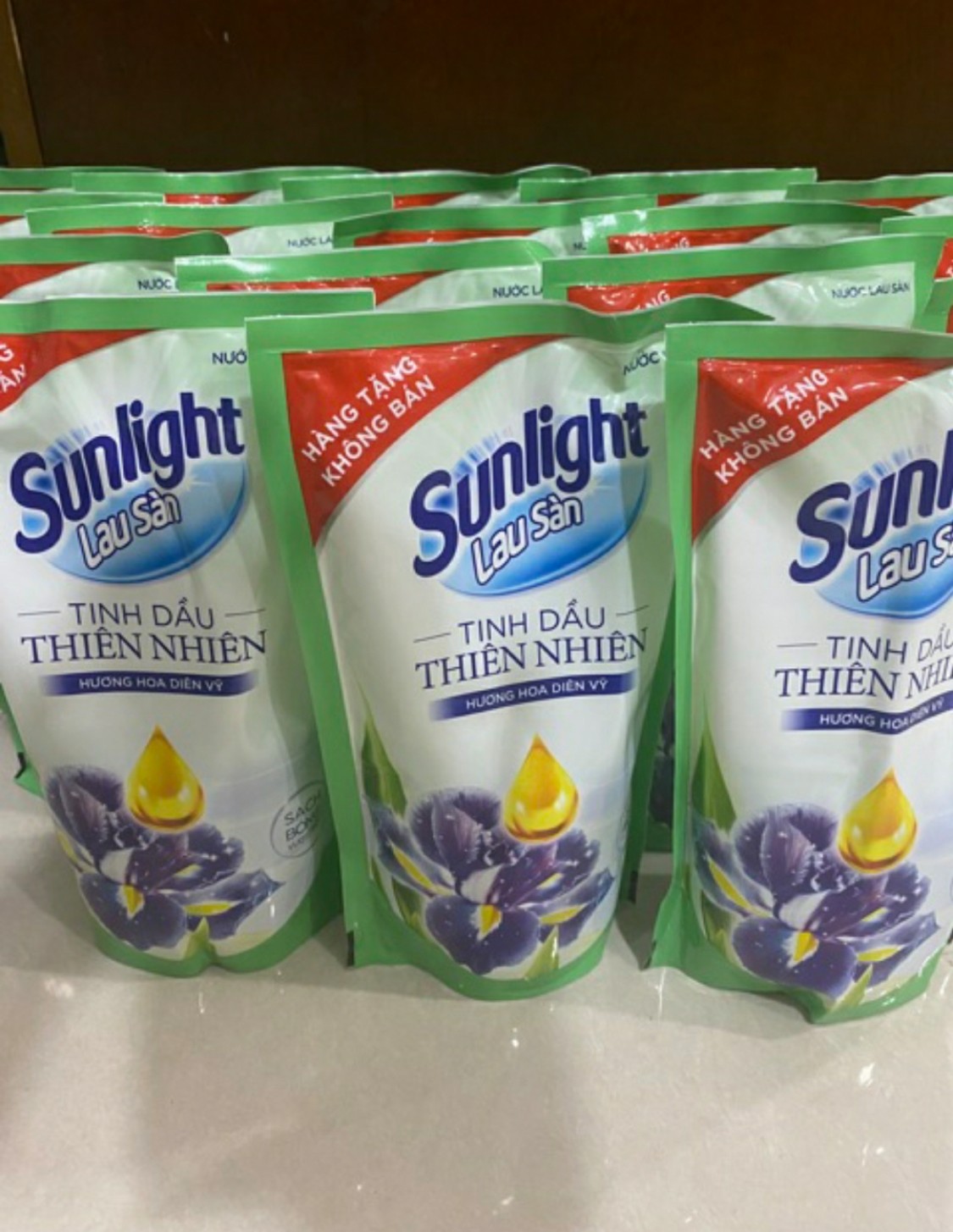 Nước lau sàn túi sunlight hoa diên vỹ 550gr