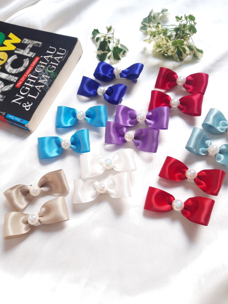 Set 2 kẹp tóc nơ ngọc trai cho bé.