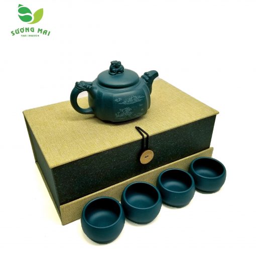 Bộ Ấm Chén Uống Trà Tứ Phương Lam Sa SƯƠNG MAI Dáng Ấm Hình Trụ Ngạo Nghễ, Thân Ấm Khắc Chữ Nổi Độc Đáo SM00228