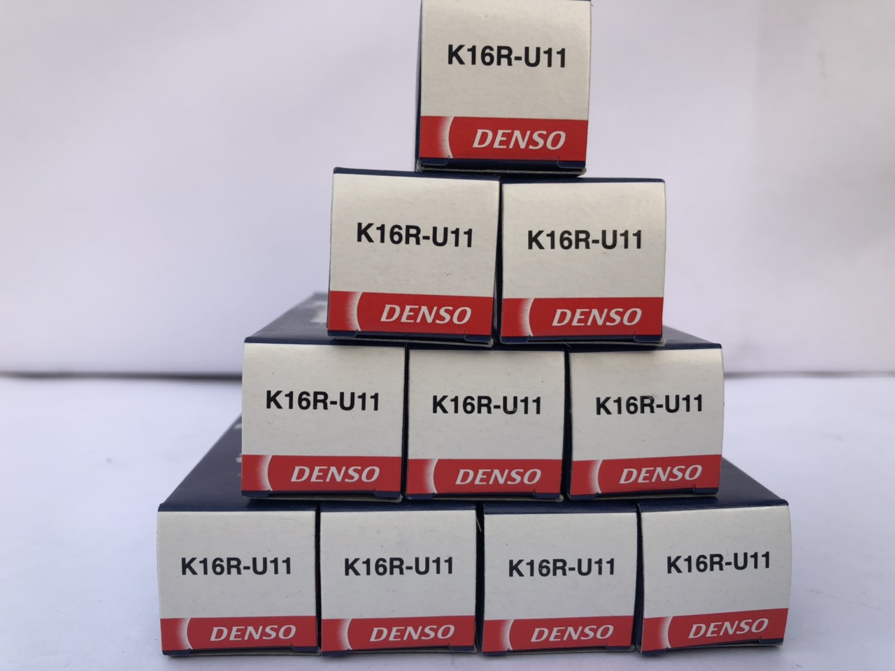 Bộ 4 chiếc bugi K16R-U11 nhãn hiệu DENSO cho xe ô tô