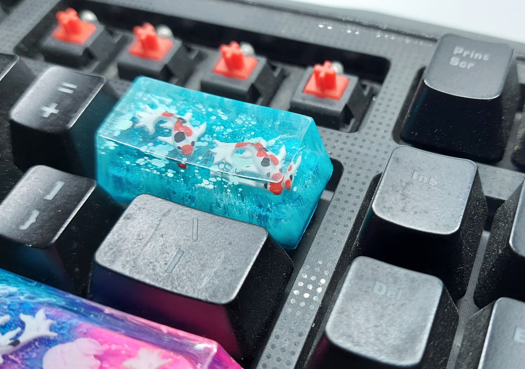 [HCM]Keycap artisan cá koi 2U (backspace) trang trí bàn phím cơ gaming tone xanh lam.