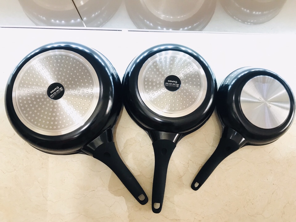 Chảo từ men Đức chống dính Rapido 24cm đáy chấm RP24-RD, nhập khẩu từ Đức, thân và đáy chảo bằng nhôm đúc nguyên khối, tay cầm Silicon mềm mại, cách nhiệt, chắc chắn