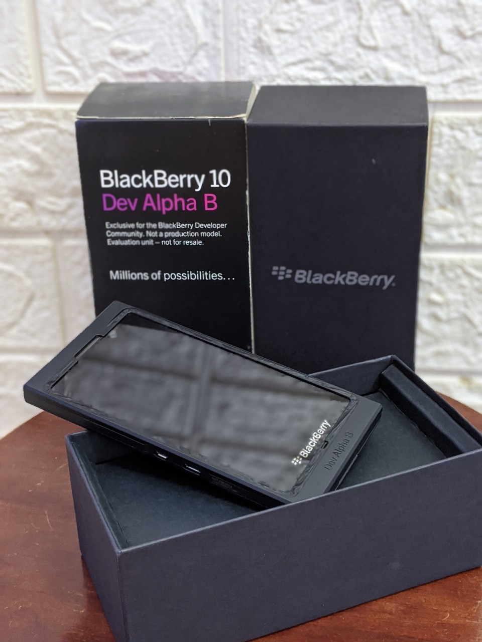 Điện thoại Blackberry ALPHA.