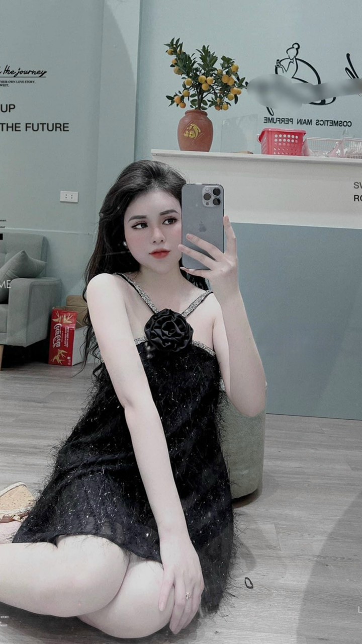 Đầm suông lông vũ cổ yếm kết bông