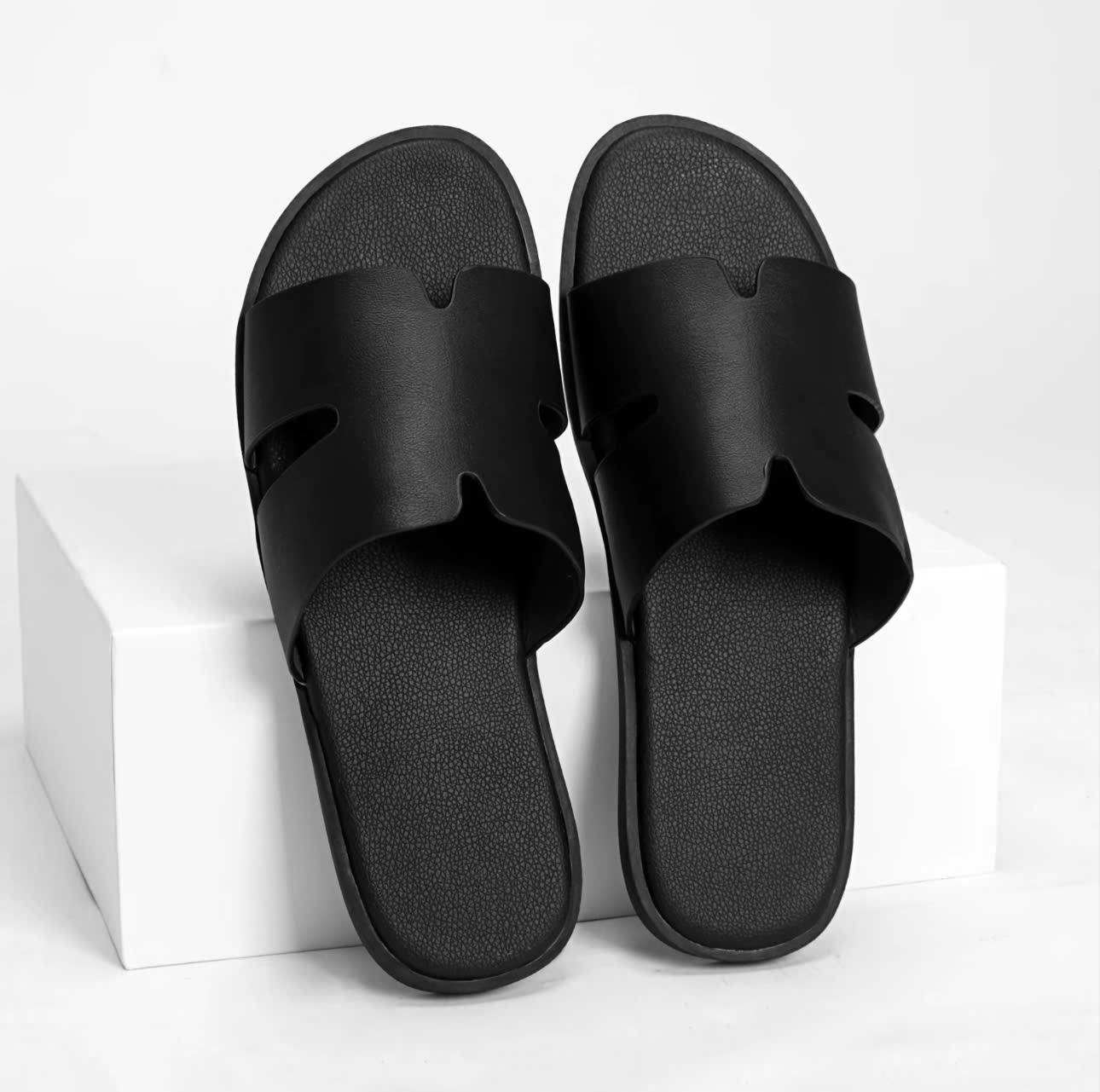 H Men's Slippers with High Quality 2-Layer Leather Straps, Hm Standard Hard Sole Slippers in Many Colors, Easy to Coordinate. Men's Fashion Suitable for All Occasions. Ready Stock - Fast Delivery.