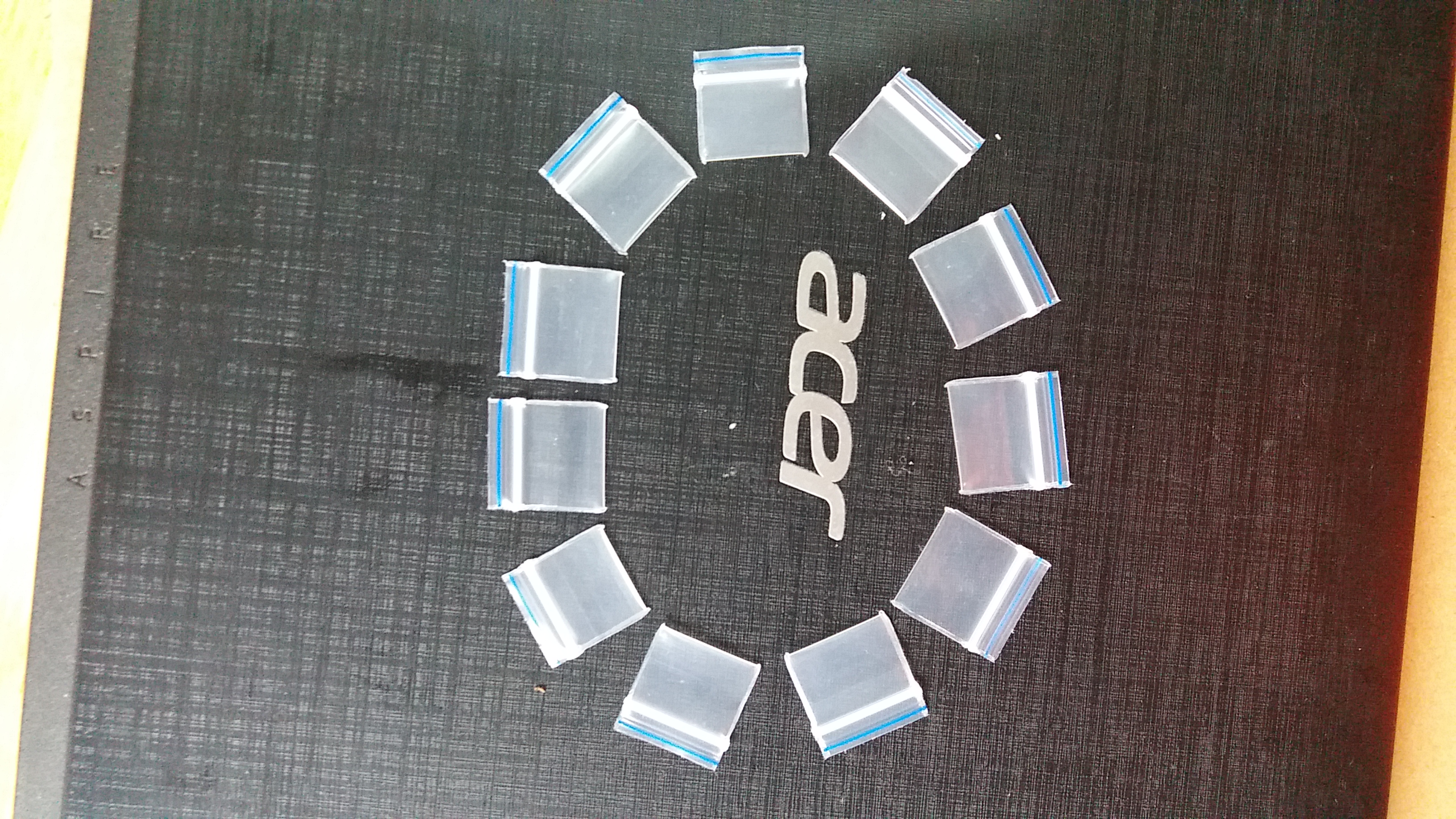 200 cái túi zip nhỏ  2.5x2.5 giá 60k/ 200 chiếc