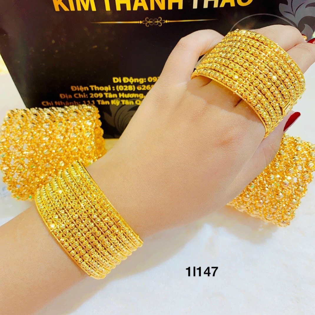 Những chiếc vòng tay vàng 18k giá rẻ sẽ khiến bạn không thể rời mắt. Giờ đây, bạn có thể sở hữu những món trang sức đẳng cấp với mức giá hấp dẫn nhất. Hãy để bản thân thêm phong cách và lịch lãm hơn với chiếc vòng tay này.