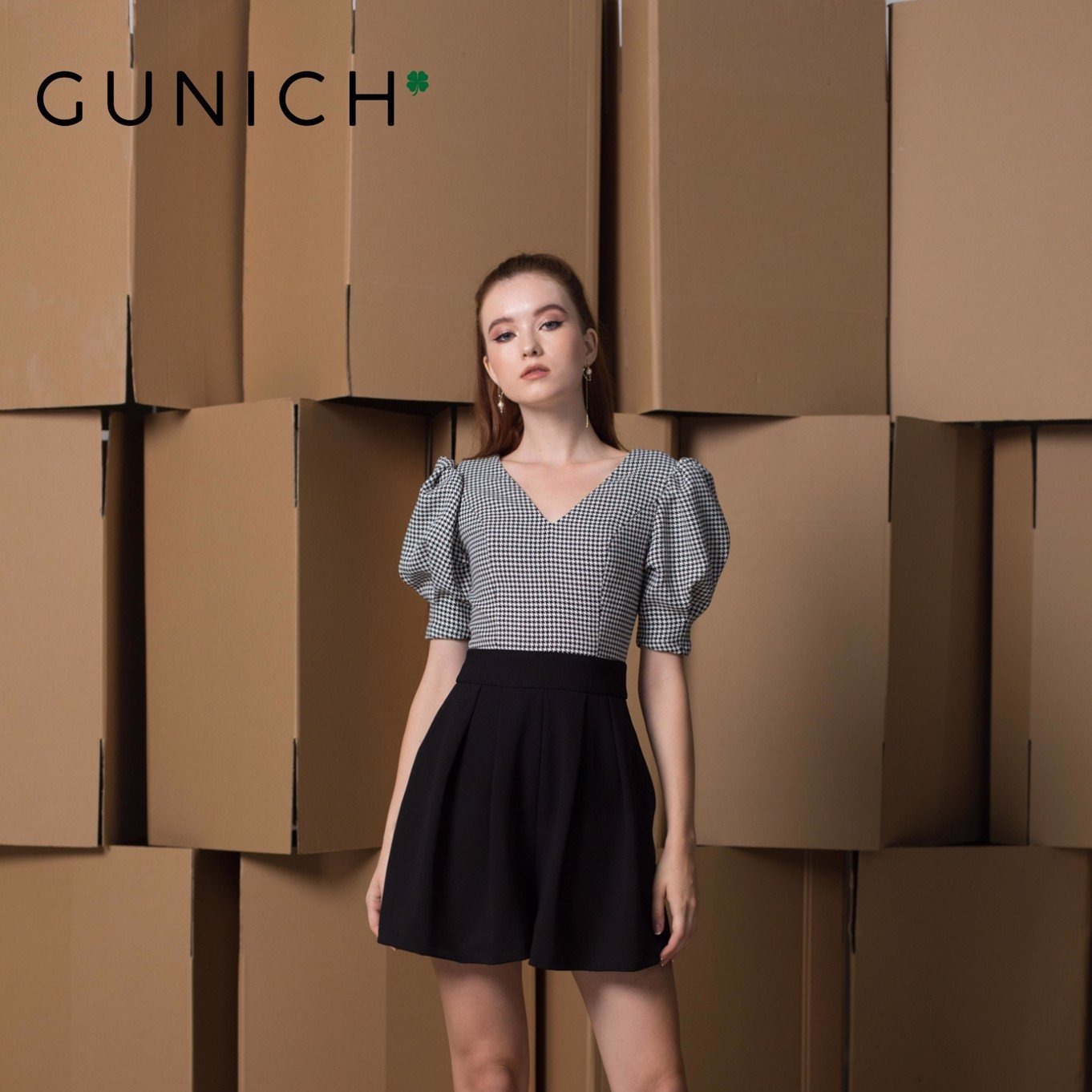 Playsuit hoạ tiết cổ V tay phồng Gunich
