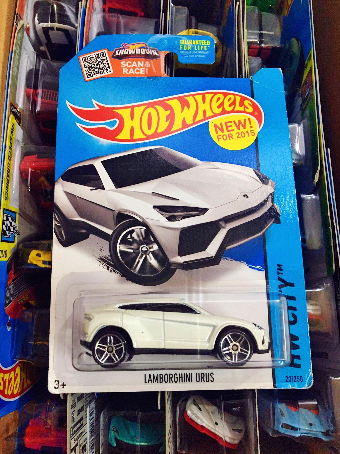 Xe Mô Hình Hot Wheels tỉ lệ 1:64 "Lamborghini Urus" (Model 2015) (Trắng)