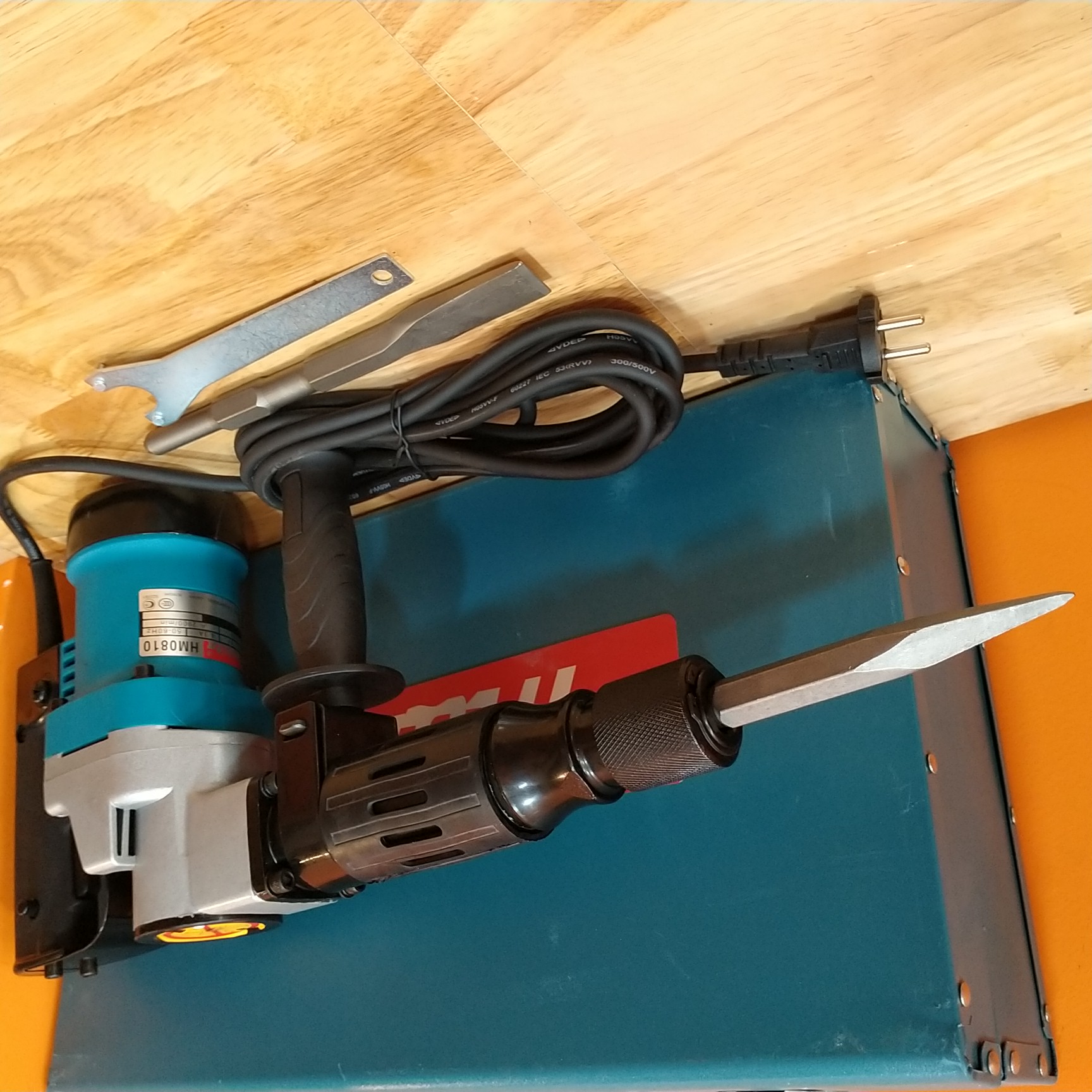 Máy đục bê tông 17mm Makita 900W + Tặng 2 mũi đục