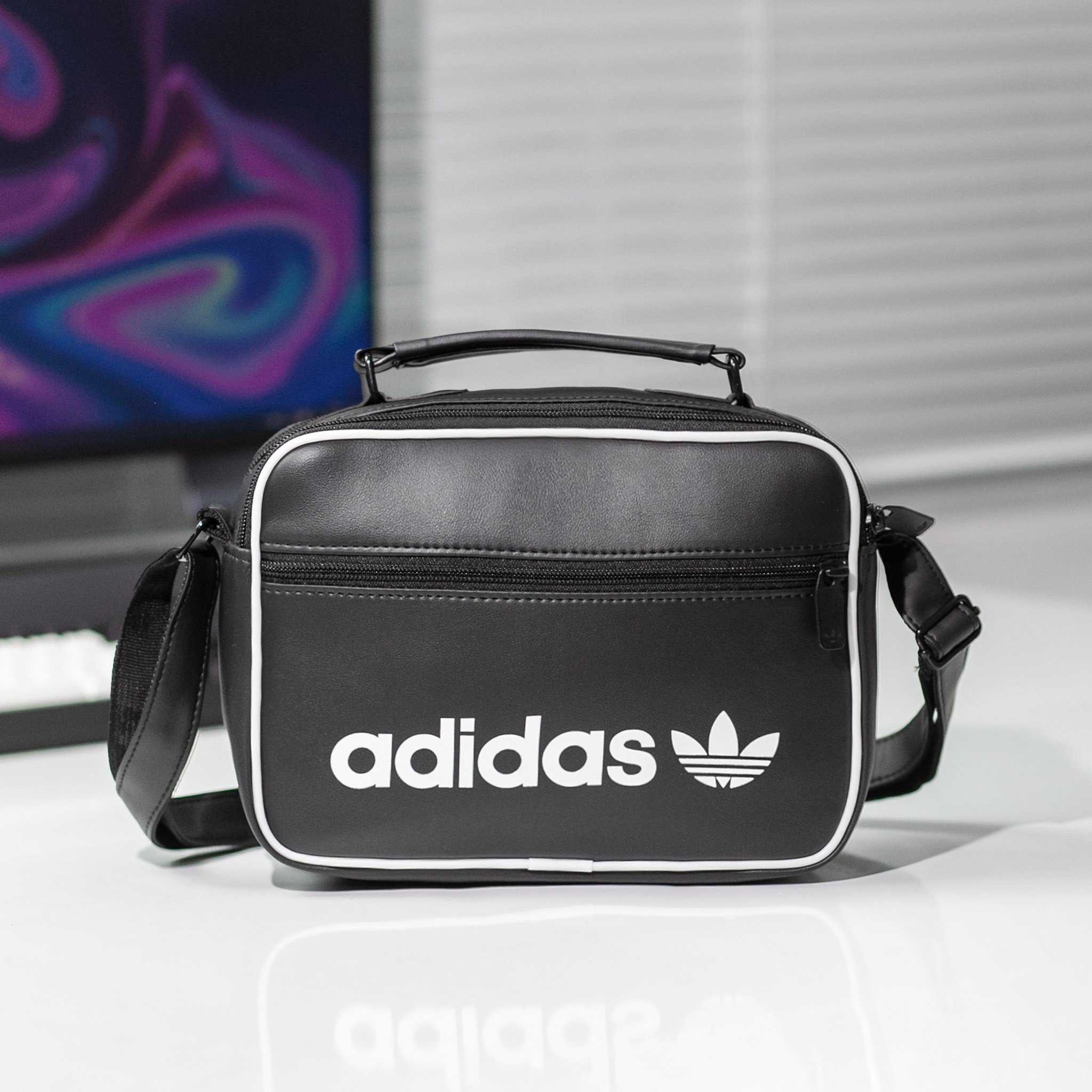 Túi đeo chéo adidas đựng vừa ipad mini chống nước chống nước tốt dễ phối đồ.
