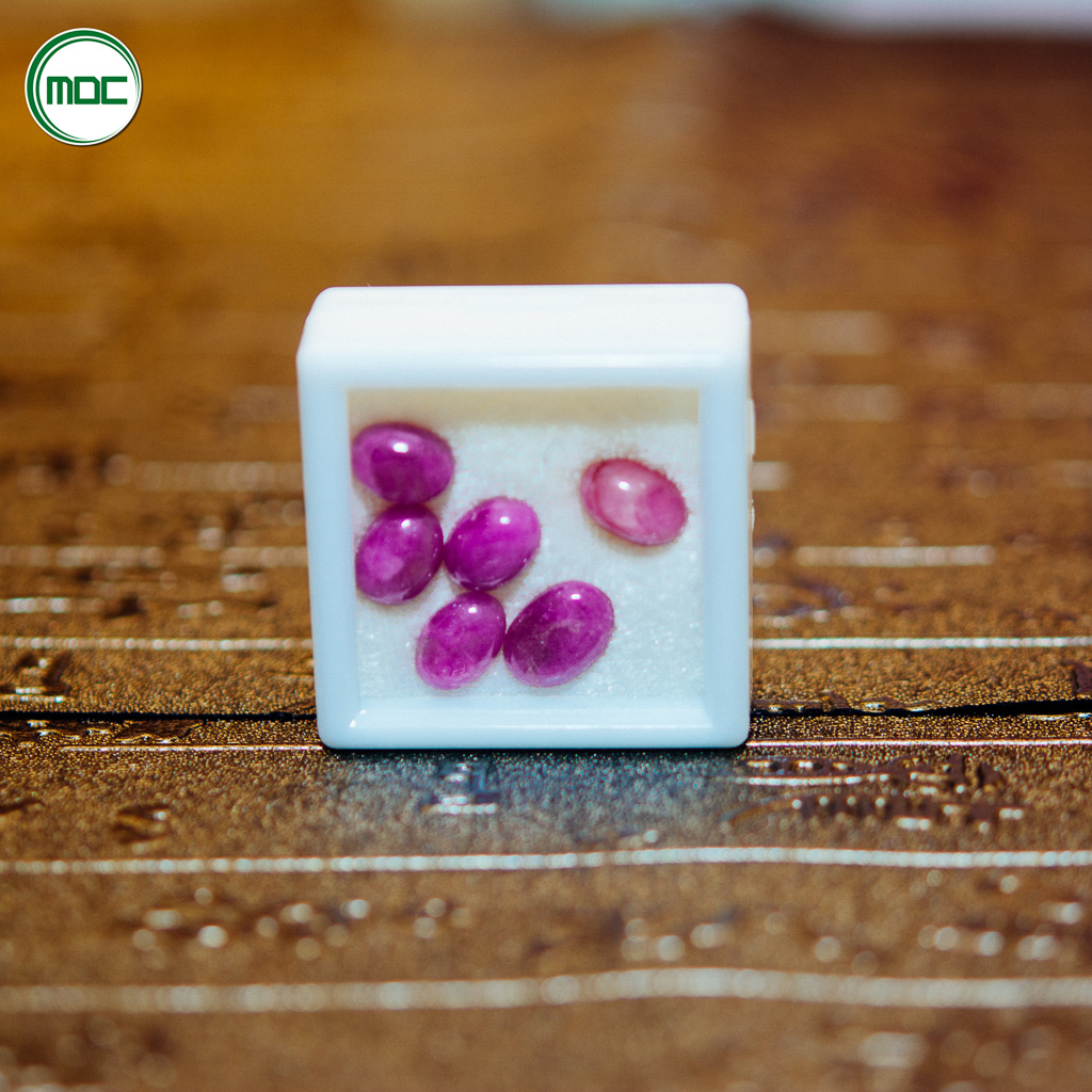 Combo 20 hộp nhựa đựng đá quý màu trắng size 4cm