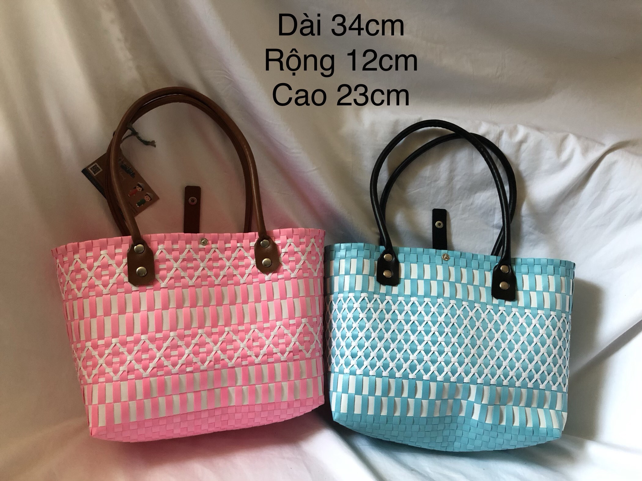 { SẢN PHẨM TIỆN DỤNG} Giỏ đi Chợ Bằng Nhựa Đan Quai xách Bằng Da Màu Sắc Trẻ Trung Năng Động  Thích Hợp Dùng Để Đi Chợ Hoặc Làm Quà Tặng Cho Bạn Bè Nước Ngoài Kích Thước Ngang 34* Cao 23 * Rộng 12cm