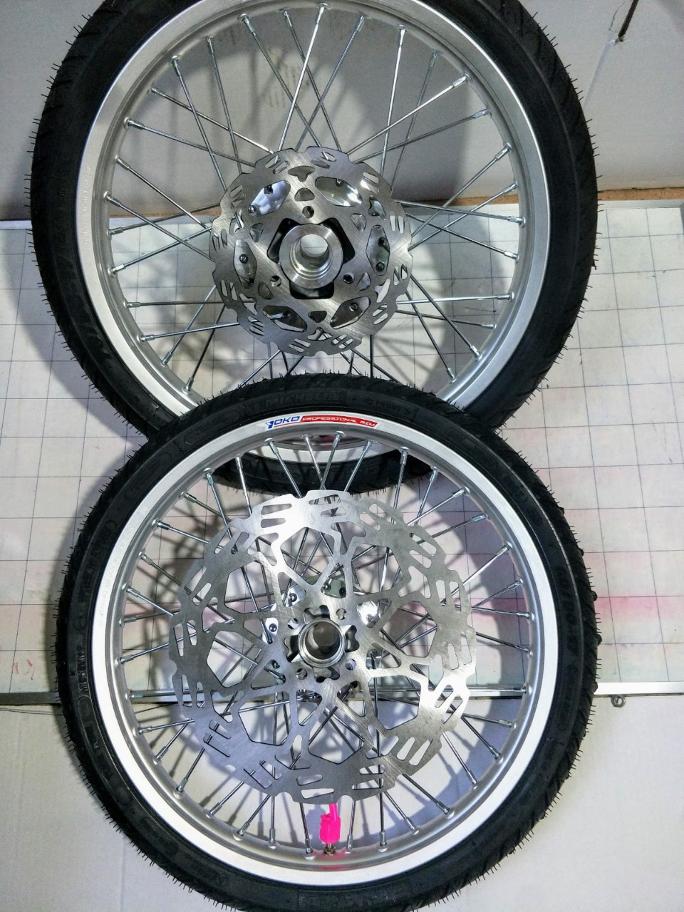 [HCM] CẶP BÁNH CĂM RAIDER SATRIA ĐÙM MẠ CROM FULL VỎ RUỘT MICHELIN KÈM 2 ĐĨA NIỀNG YOKO CÓ 3 MÀU