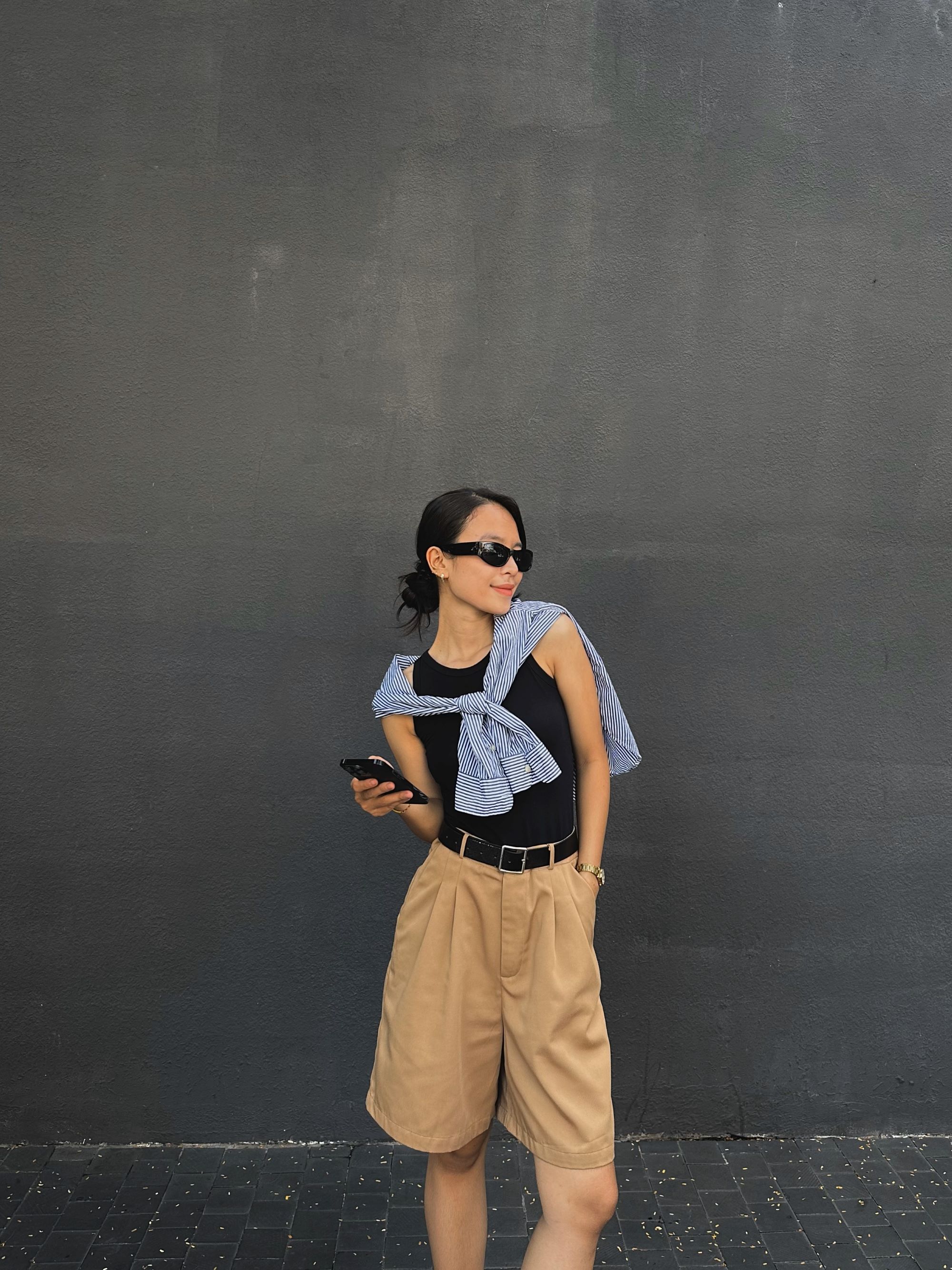  AOEM - THE KHAKI BERMUDA SHORT- MÀU NÂU TRẮNG  - QUẦN NGẮN CHẤT KHAKITHOẢI MÁI TÔN DÁNG 