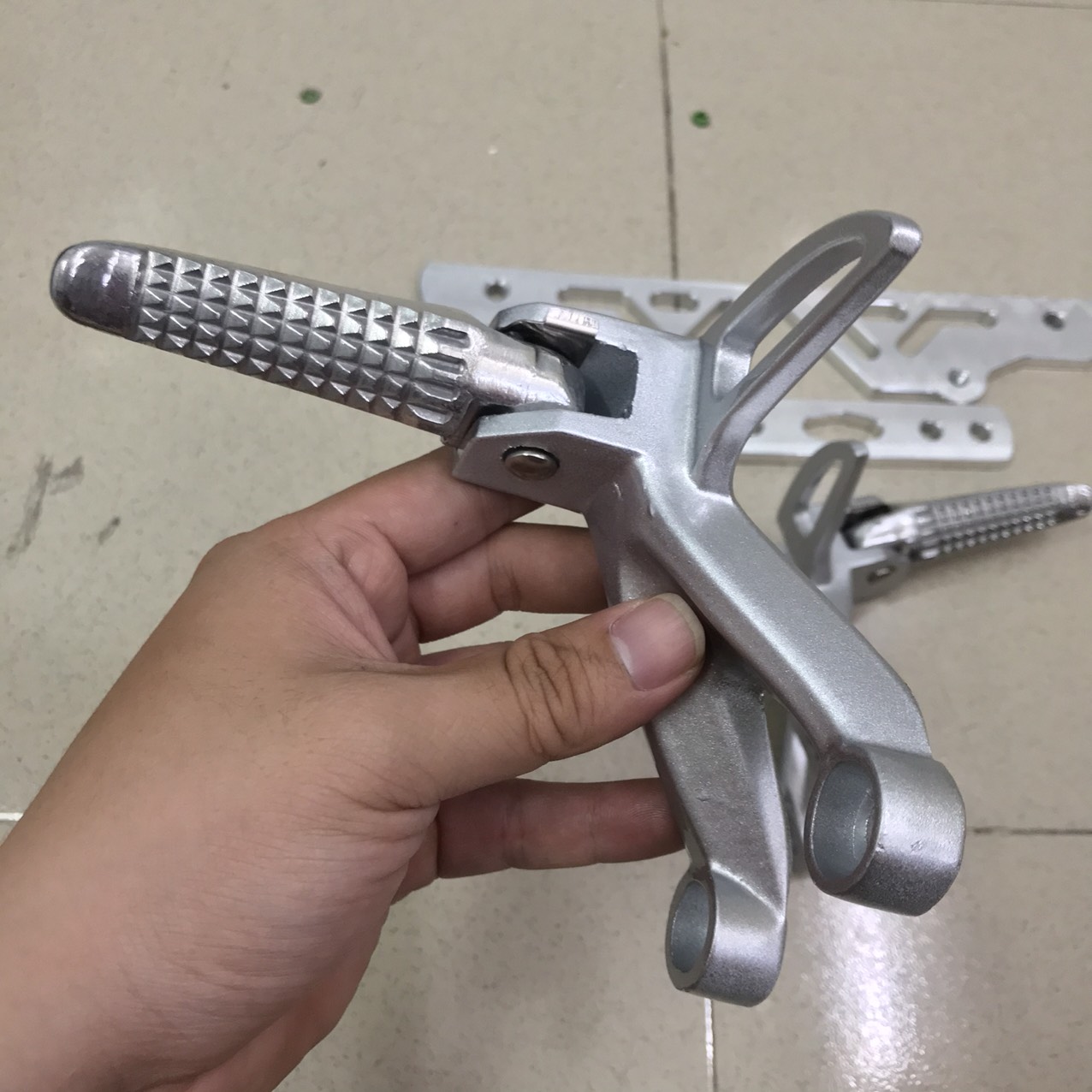 [HCM]gác chân rider cho exciter 135 hàng giống như hình chất lượng sản phẩm tuyệt vời độ hoàn thiện cao thích hợp cho xe bạn