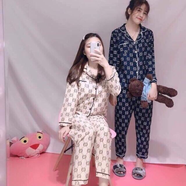 Bộ Đồ Ngủ Dài Tay HỌA TIẾT GG Chất Kate Bộ Pijama Lụa Dài Tay Phù Hợp Cả Nam Và Nữ MẦU TRẮNG KEM