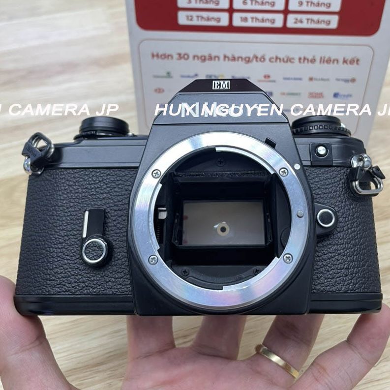 MÁY ẢNH FILM NIKON EM RẤT ĐẸP. CÓ CHẾ DÔ CHỤP AUTO DỄ SỬ DỤNG .NHỎ GỌN