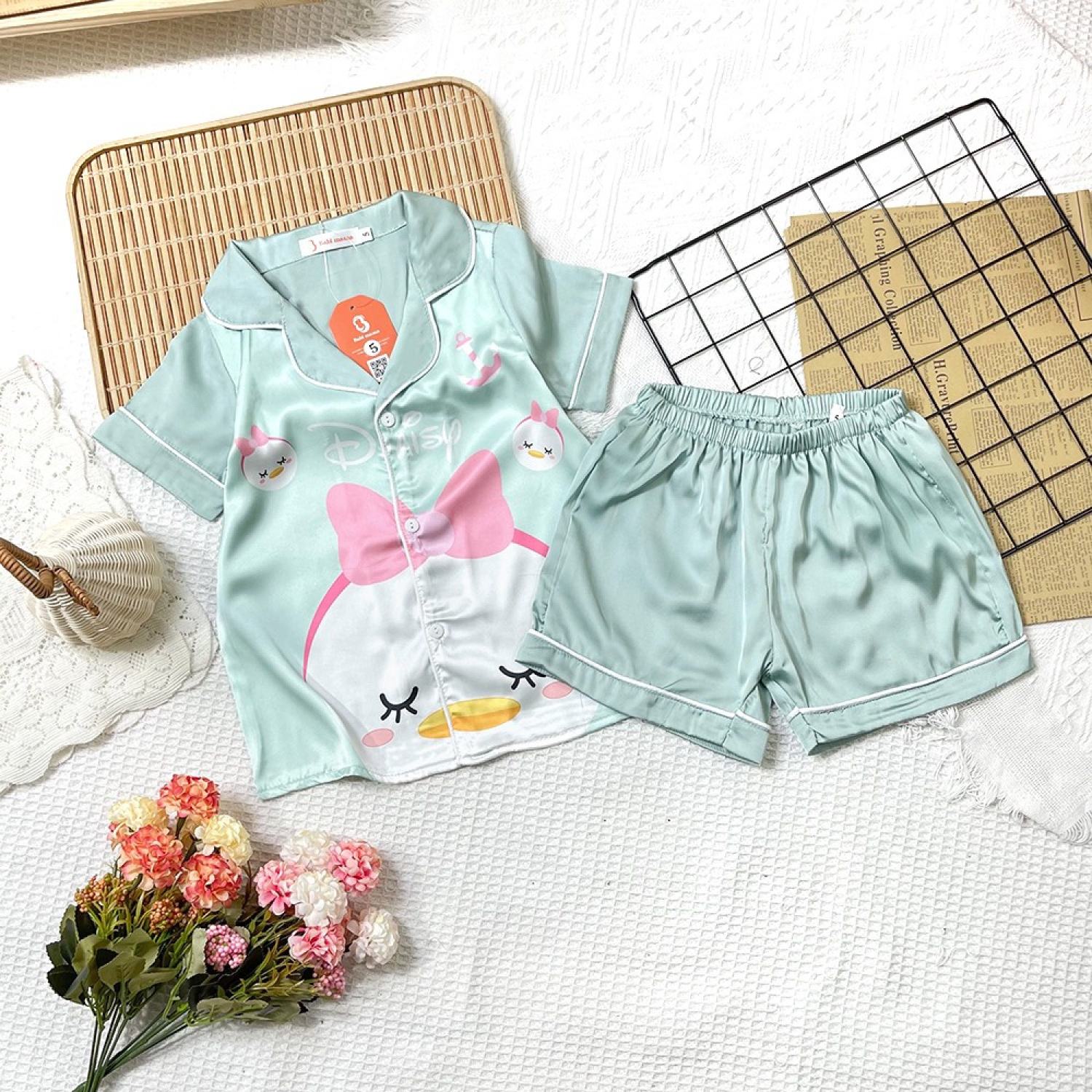 Bộ đồ ngủ pijama lụa cộc tay in hoạt hình 3d dễ thương từ lụa satin dành cho bé gái size 1335kg bpn35