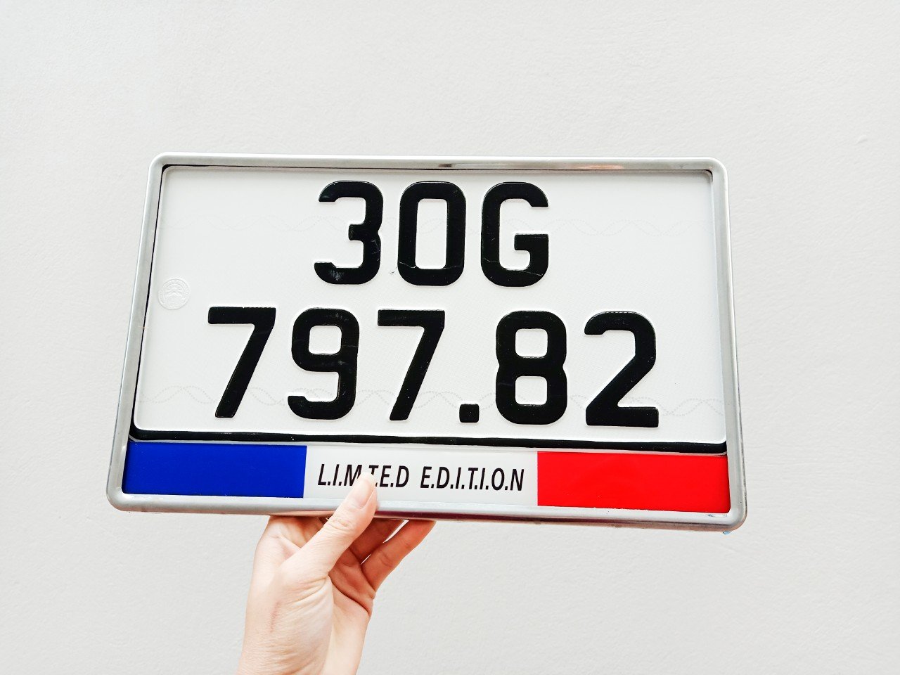 Combo 2 khung biển xe ô tô kích thước mới viền inox có logo ngang trang trí dễ dàng lắp đặt tại nhà