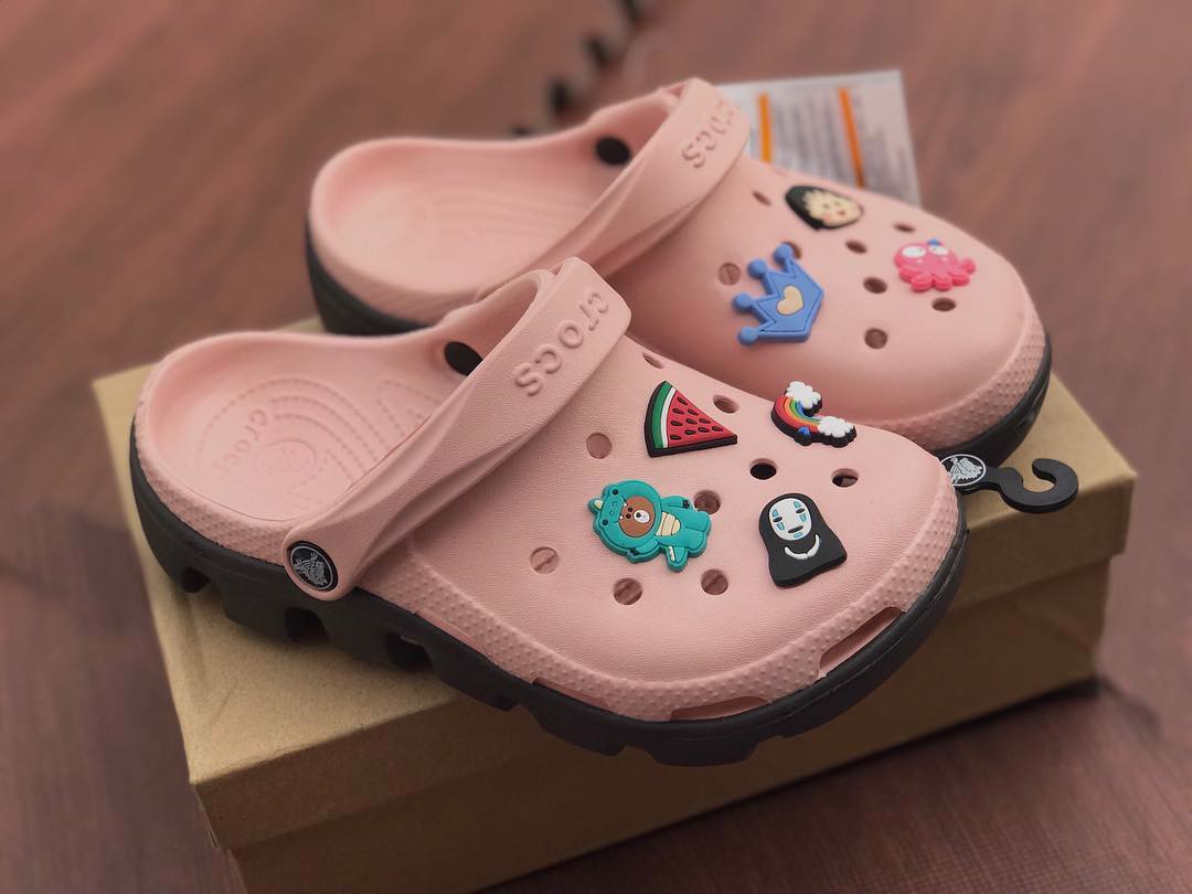 Dép Crorc Nữ Hồng Đế Nâu - Đế Cá Sấu Có Chữ Crocs - Tặng kèm Full 12 Sticker
