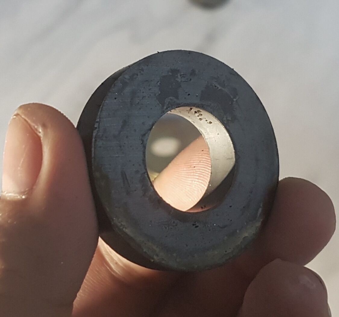 Nam châm đen 40x10mm lỗ tròn 19