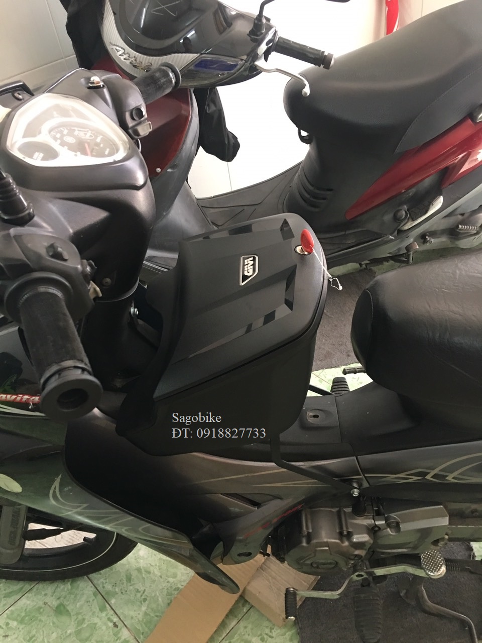 Thùng giữa givi G12N lắp cho xe Jupiter