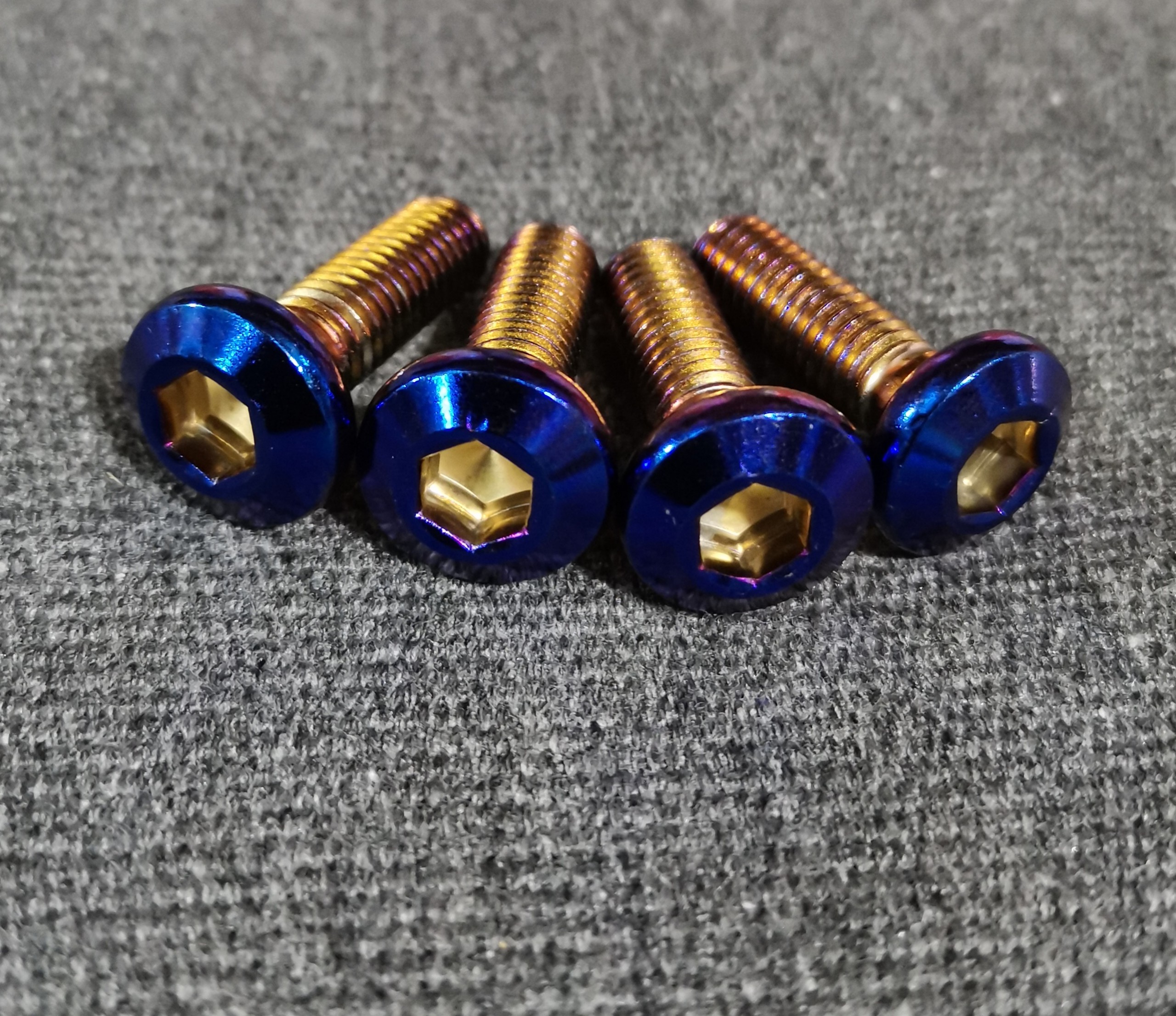 BỘ 4 CON ỐC BẮT ĐĨA TITAN KHÔNG GỜ BẮT CÁC DÒNG YAMAHA KIỂU ĐẦU TRÒN