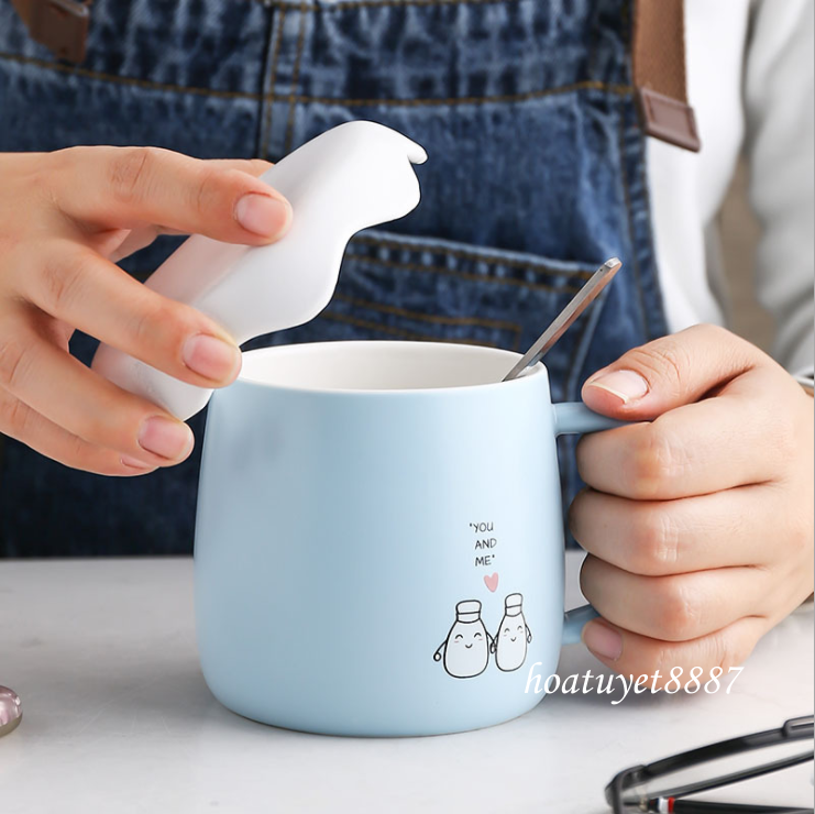 Ly cốc sứ cao cấp hình trứng rán đáng yêu có nắp và muỗng dung tích 400ml