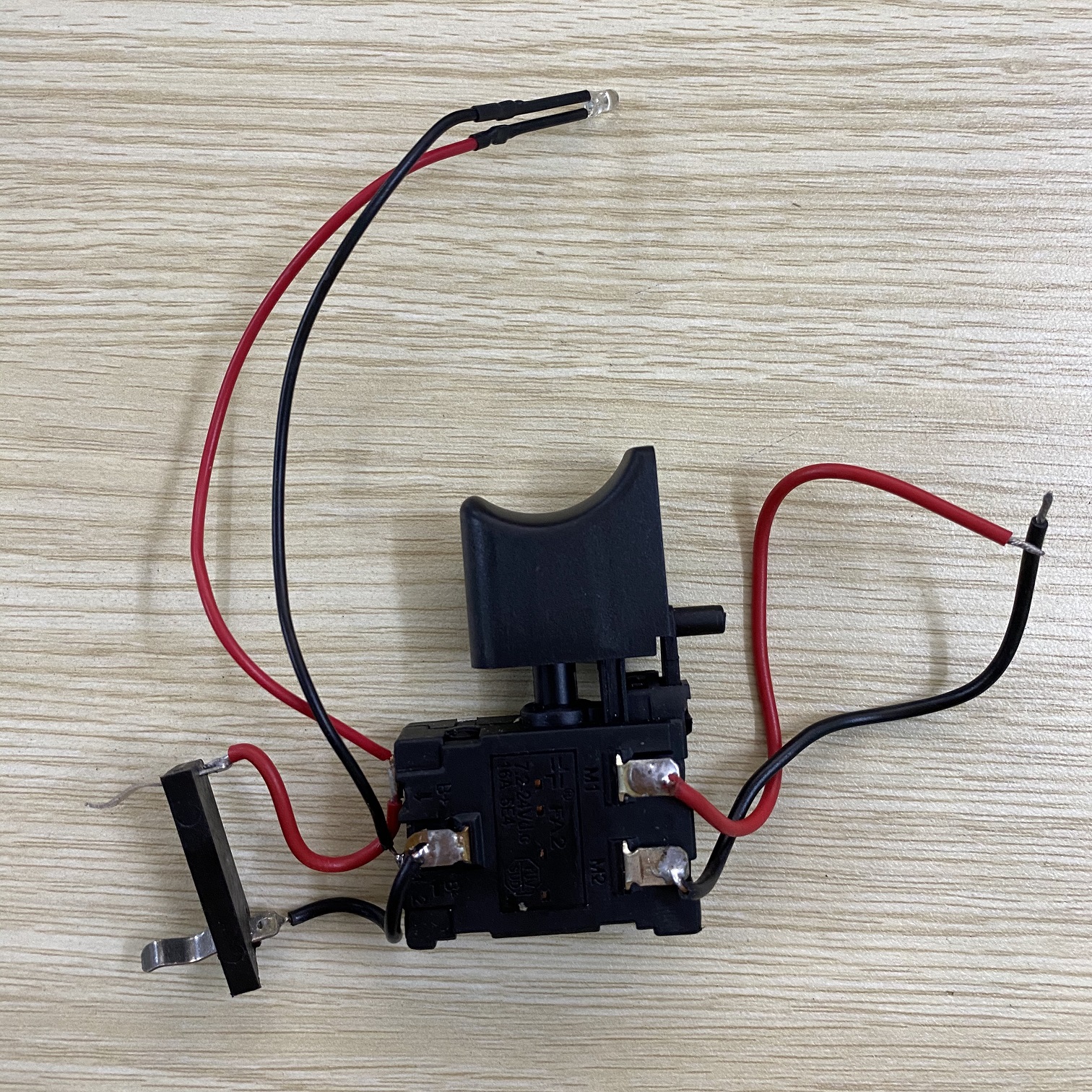 Công tắc khoan pin 12V - 21V có sẵn đèn LED (dùng chung được hết)