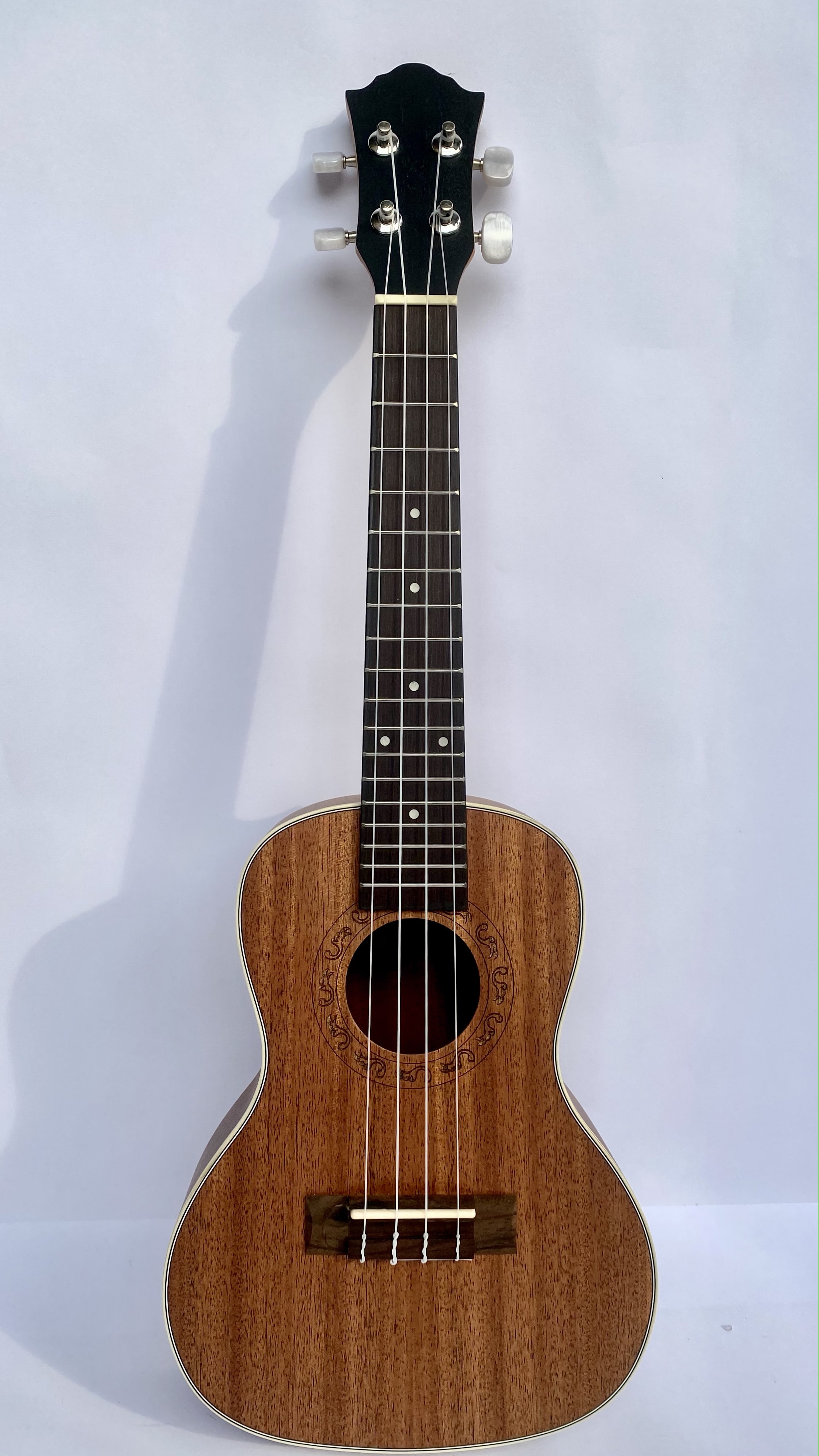 Đàn ukulele tenor gỗ koa size 26 inch gửi bạn bè