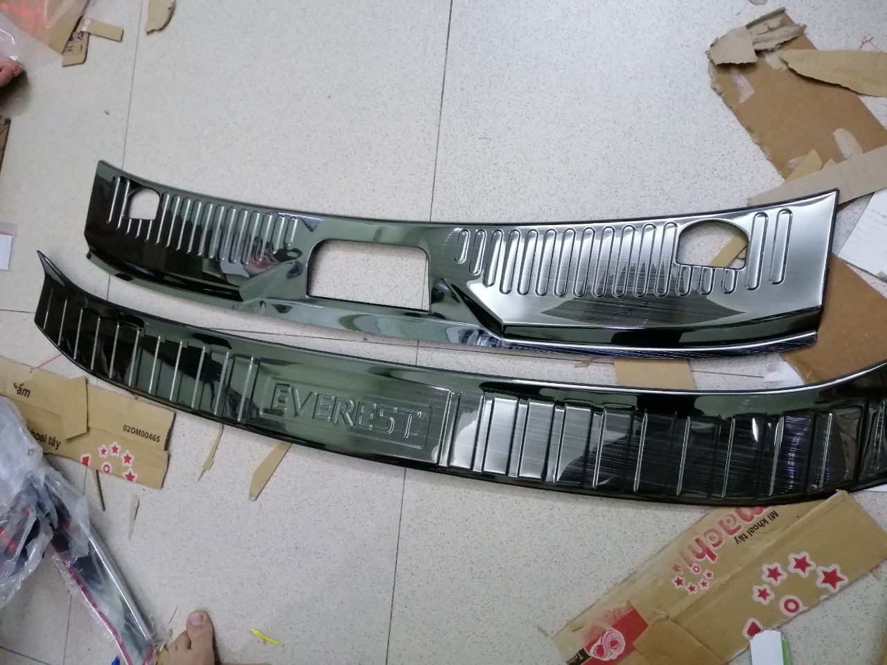 Ốp chống trầy cốp trong + ốp cốp ngoài titan xe ford everest 2017-2021.
