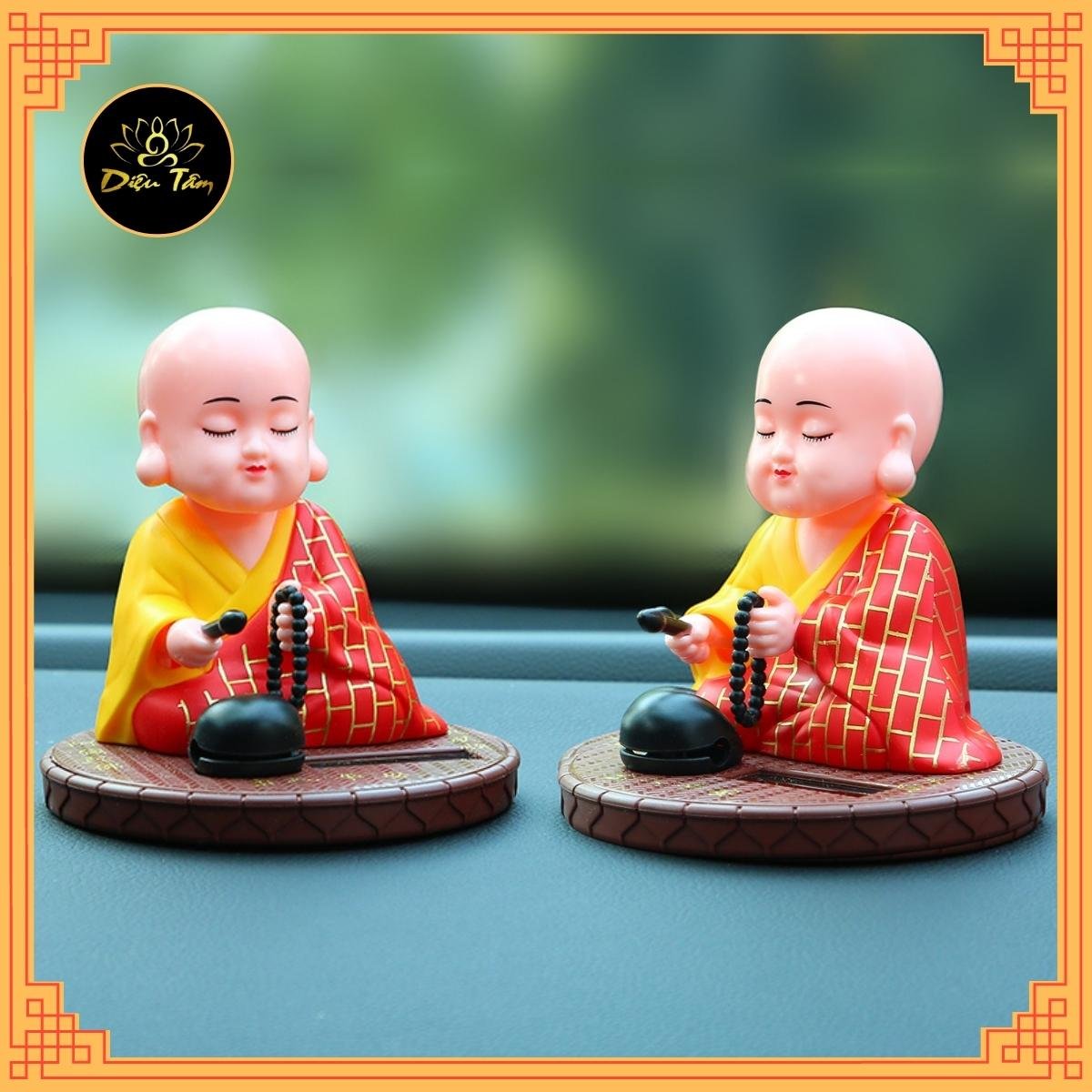 Tượng chú tiểu gõ mõ tự động phong thuỷ để xe ô tô