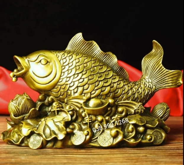 Tượng cá chép cưỡi hoa sen bằng đồng phong thủy Tượng cá chép cưỡi hoa sen phun châu bằng đồng thau phong thủy
