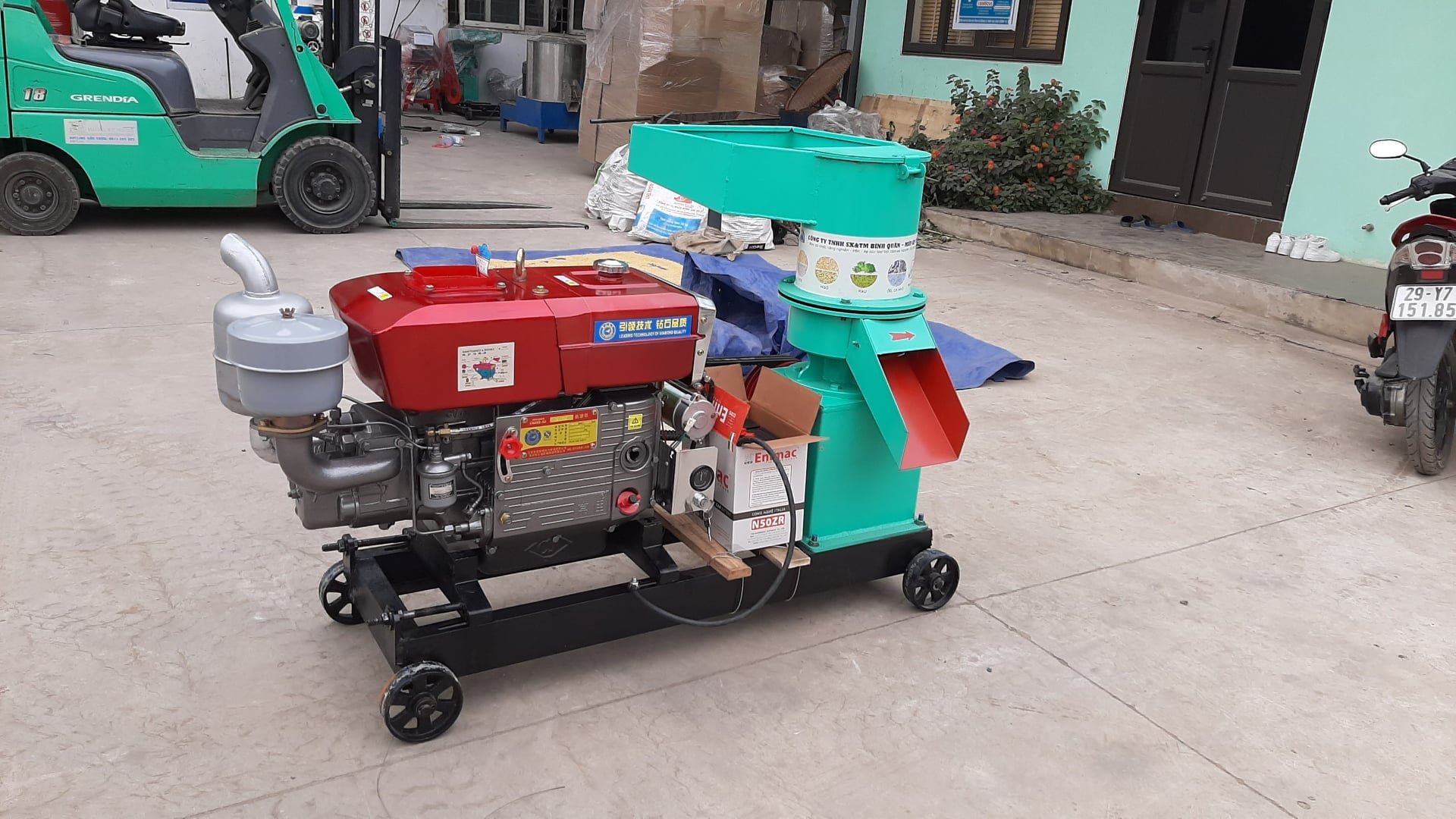 Máy làm cám viên S250 đầu nổ D24 đề ắc quy-LH: 0942.31.4422