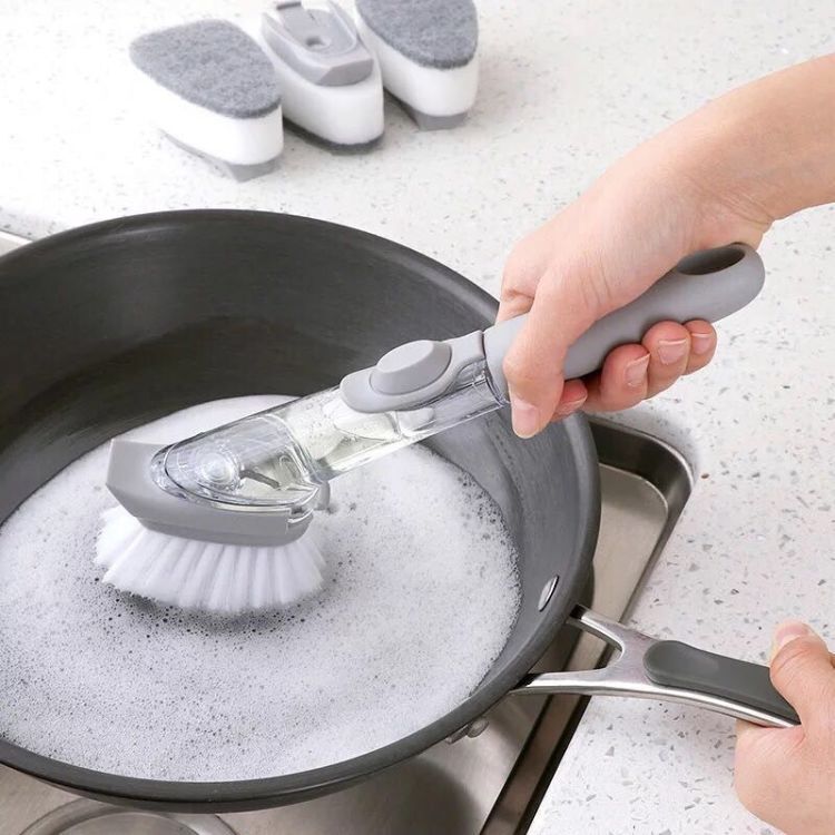 Cây cọ xoong nồi siêu sạch kèm bình chứa xà phòng ngay tay cầm