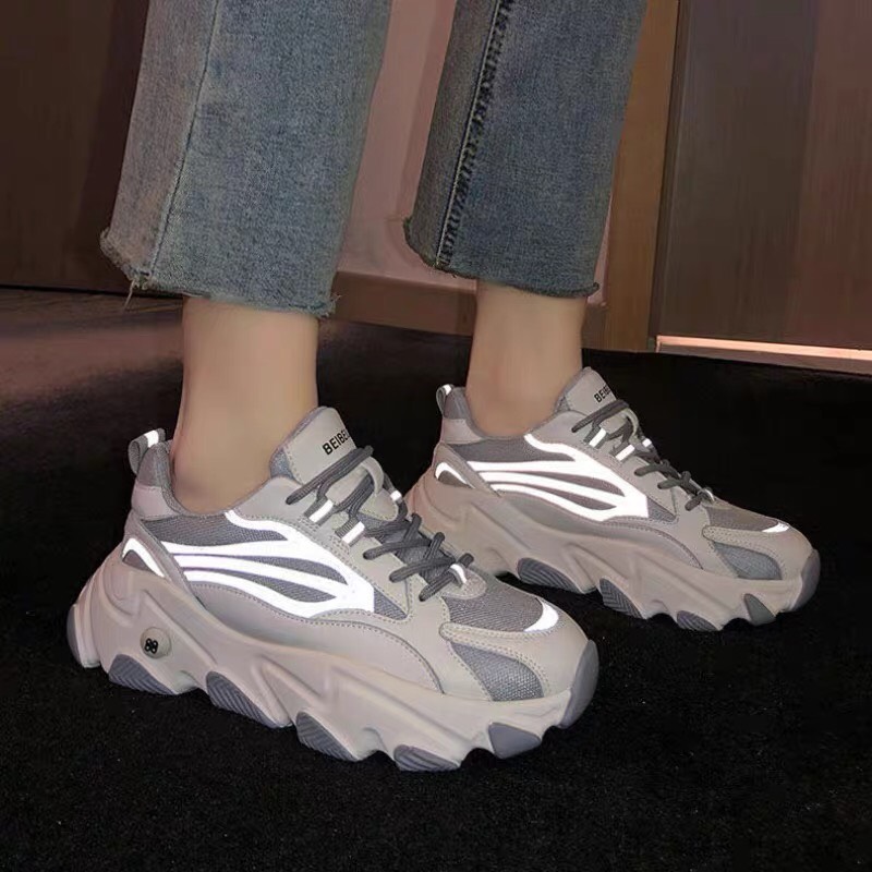 GIÀY THỂ THAO NỮ PHẢN QUANG MÀU TRẮNG XÁM mới