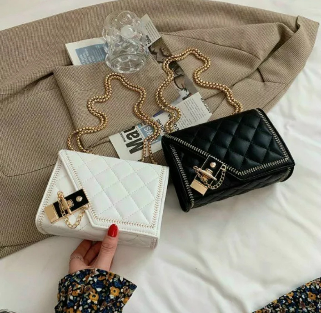 Túi đeo chéo khóa cài lệch fom cứng.