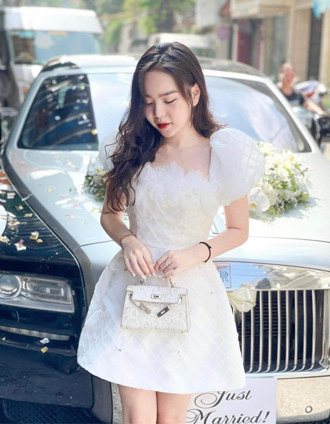 Váy trắng tiểu thư chất ren kết hoa tay phồng