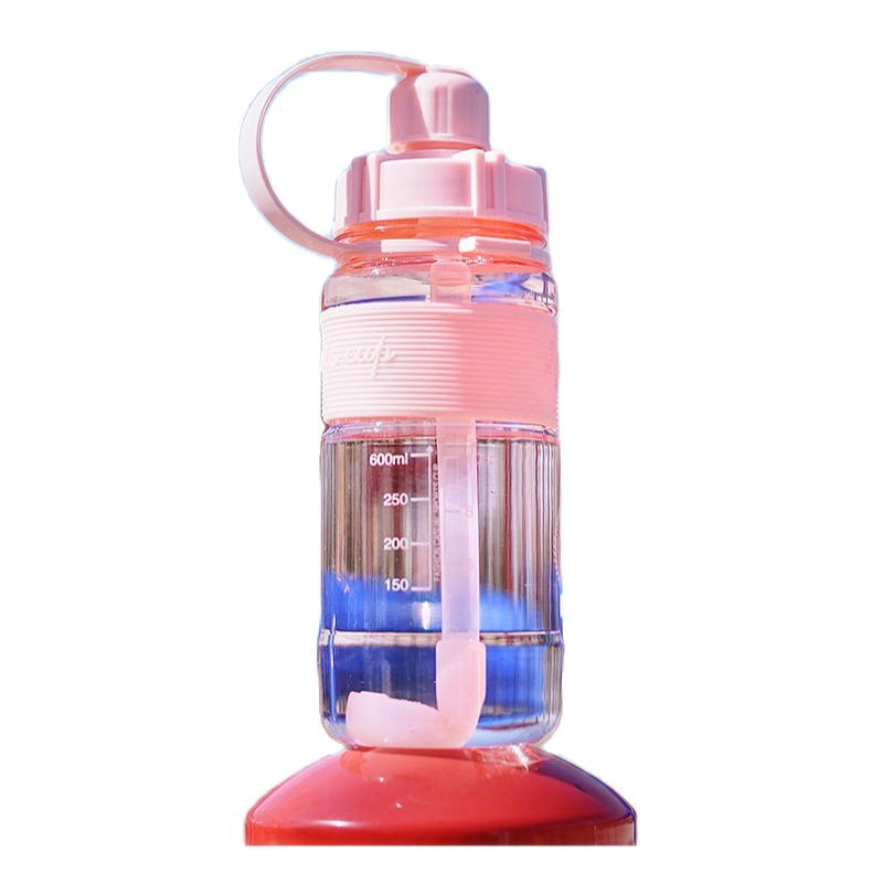 Bình uống nước nhựa thể thao quai xách có ống hút dung tích 600ml