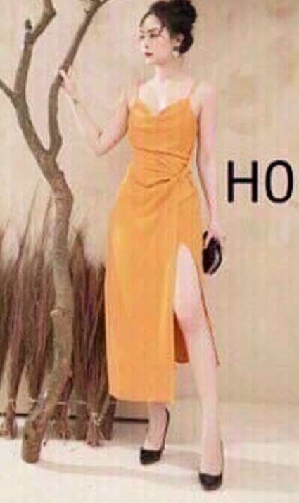 Đầm hai dây cổ đổ xẻ tà bốn màu ( xanh, đen, vàng và trắng )