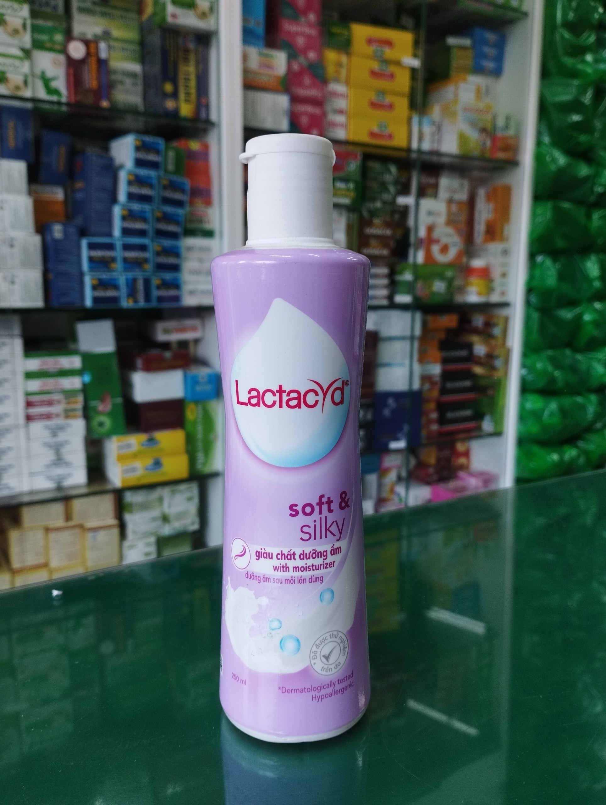 Dung dịch vệ sinh Lactacyd soft & silky hồng Giữ ẩm vùng kín 250ml