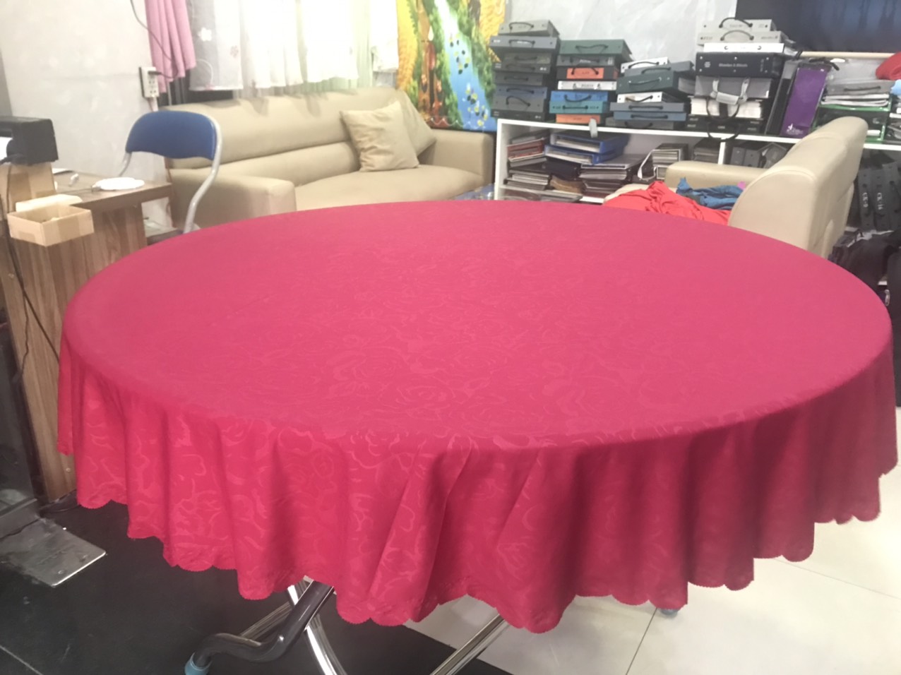 Khăn trải bàn tiệc tròn gấm hoa hồng 1m5 x 1m5