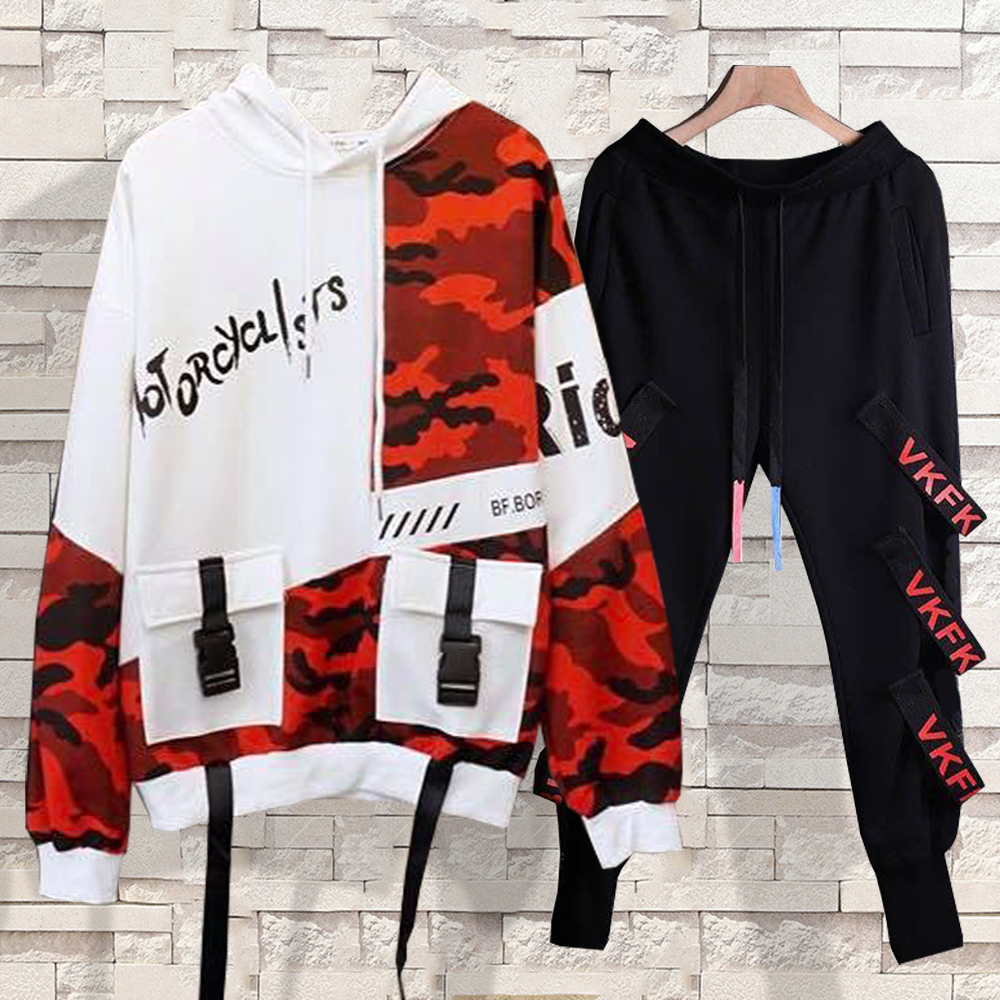 Bộ Đồ Nam Chất Thun Da Cá Áo Hoodies Túi Hộp Phối Màu Đỏ Họa Tiết Rằn Ri Kết Hợp Quần Jogger Phối Dây Chữ Trẻ Trung Thời Trang 4HER SET NAM 9000089