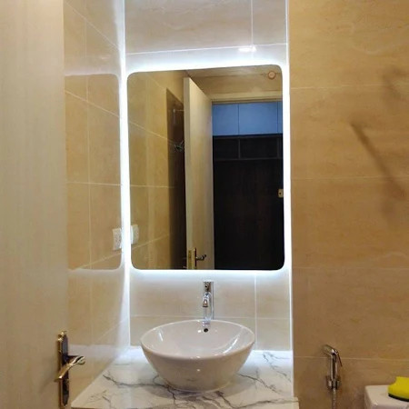 Gương led chữ nhật cảm ưng phôi bỉ cao cấp led ánh sáng trắng hoặc vàng.